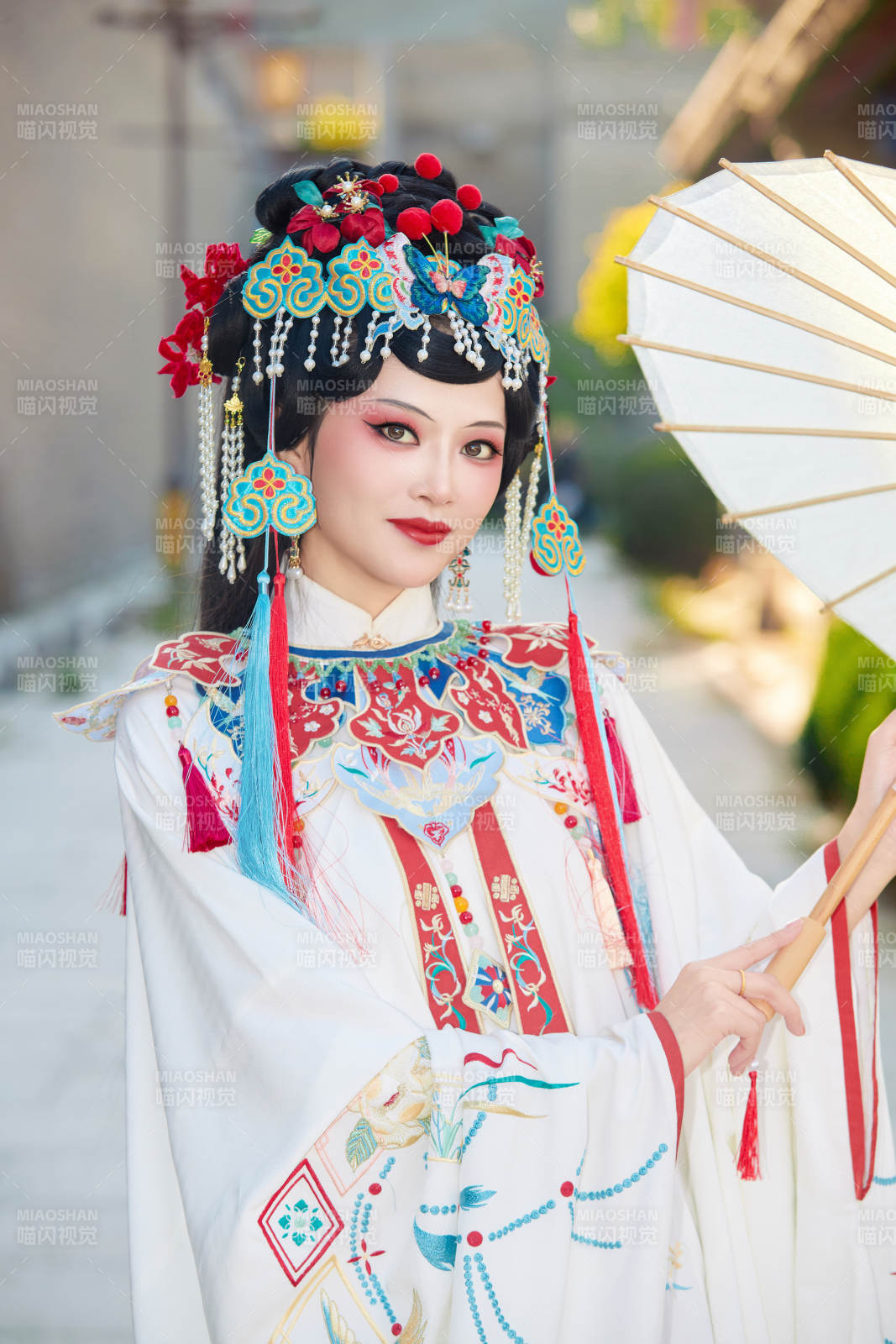 國潮戲曲服飾妝容手持油紙傘的中國美女