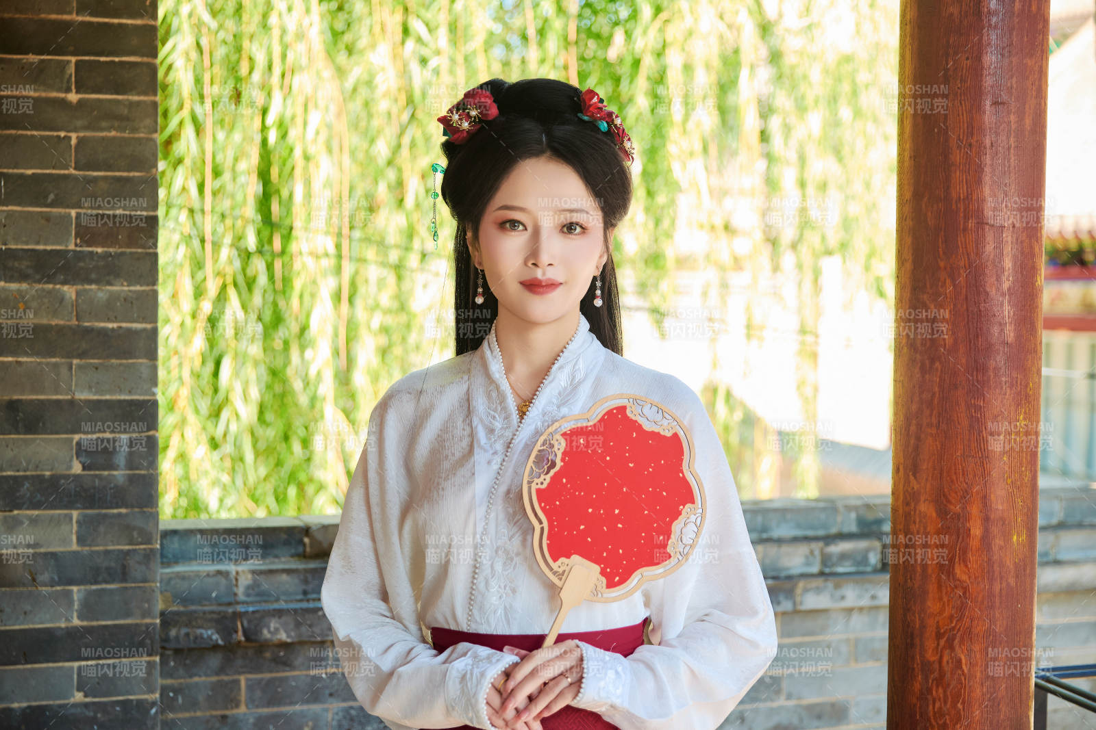 穿著中國漢族服飾馬面裙的東方女性