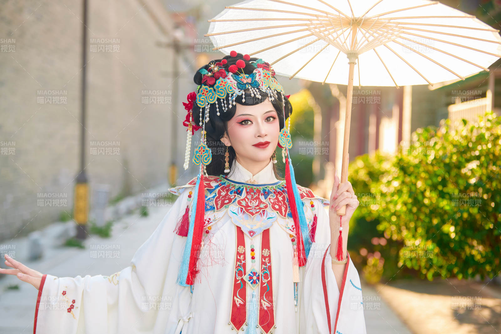 国潮戏曲服饰妆容手持油纸伞的中国美女