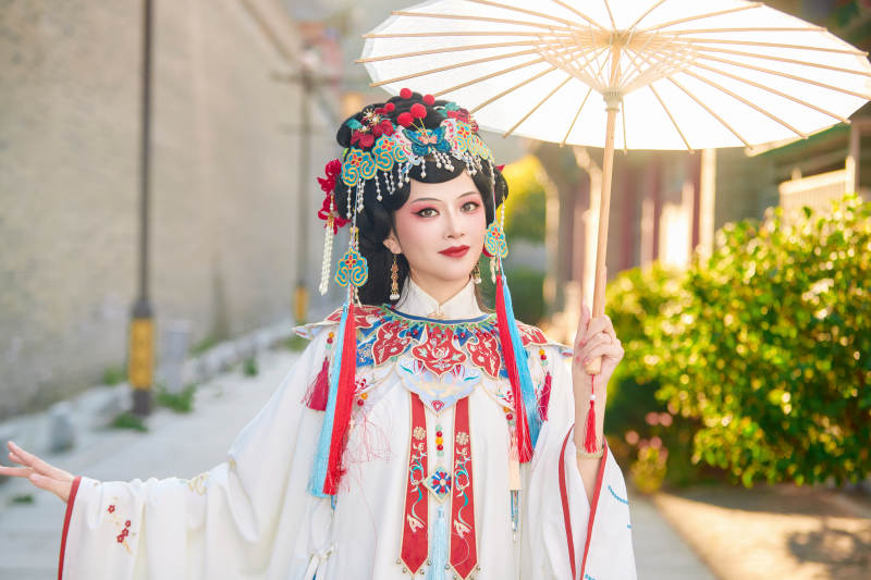 国潮戏曲服饰妆容手持油纸伞的中国美女