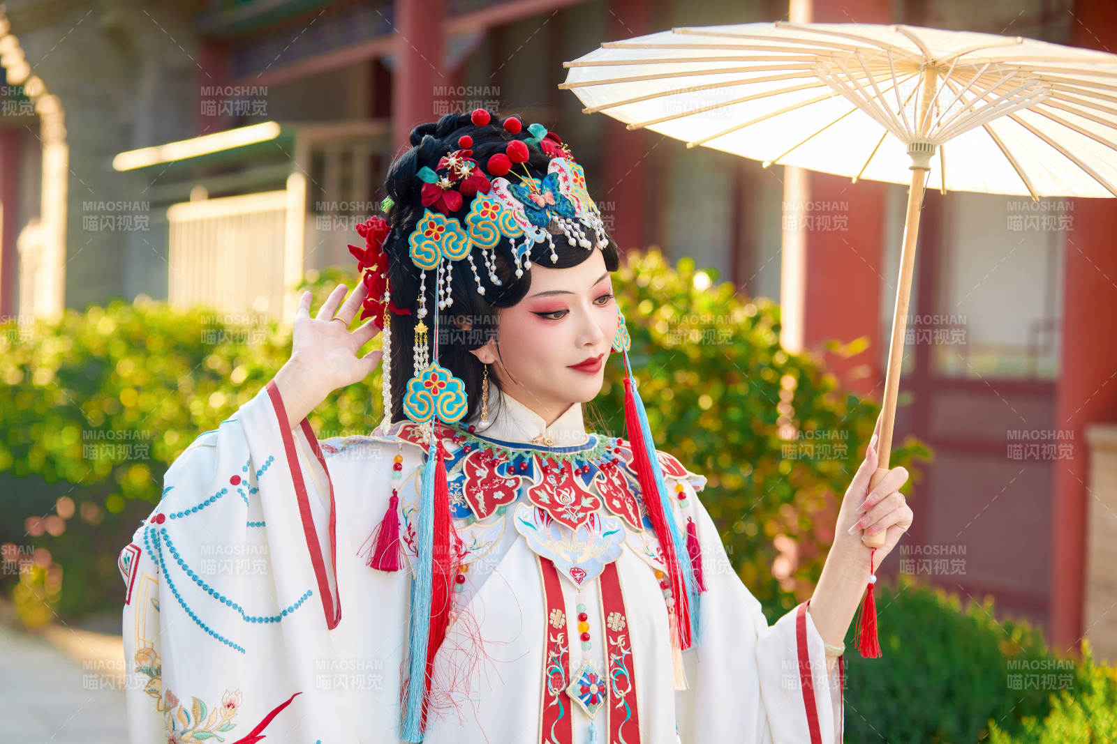 國潮戲曲服飾妝容手持油紙傘的中國美女