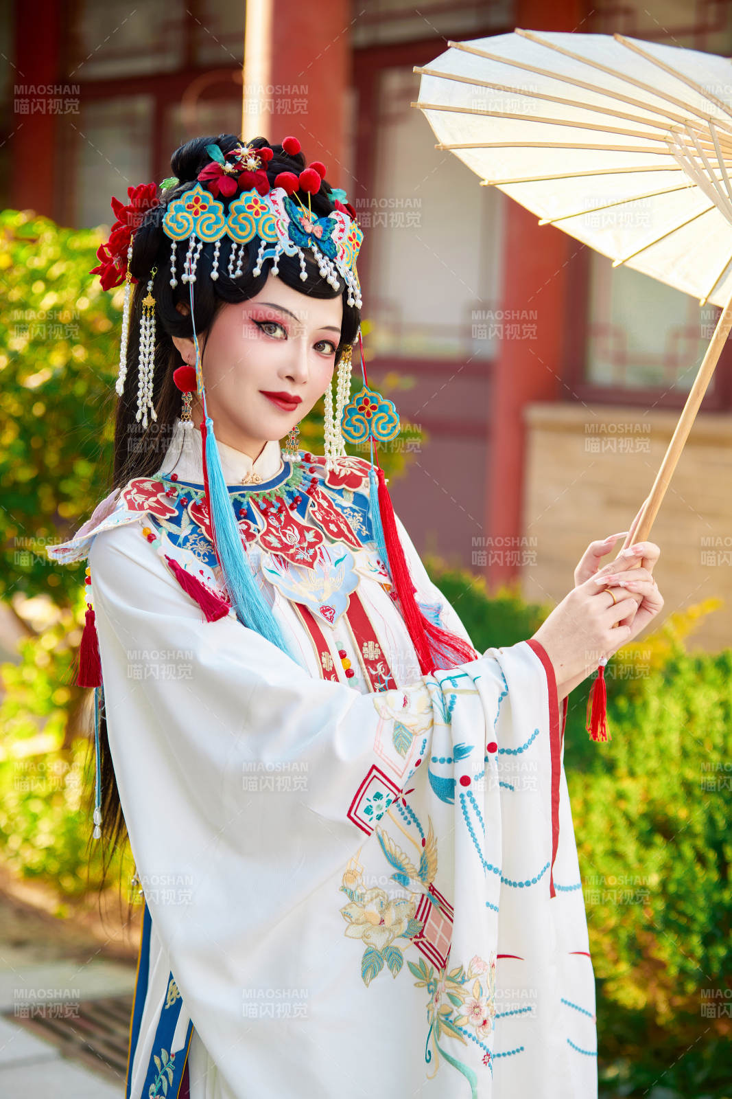 國潮戲曲服飾妝容手持油紙傘的中國美女