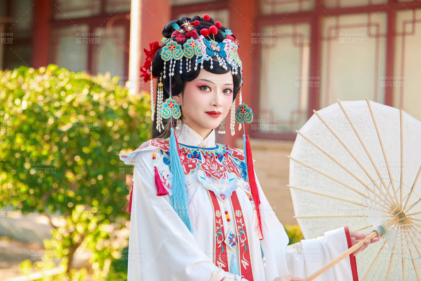 國潮戲曲服飾妝容手持油紙傘的中國美女