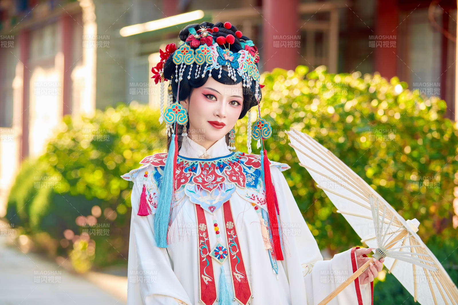 國潮戲曲服飾妝容手持油紙傘的中國美女