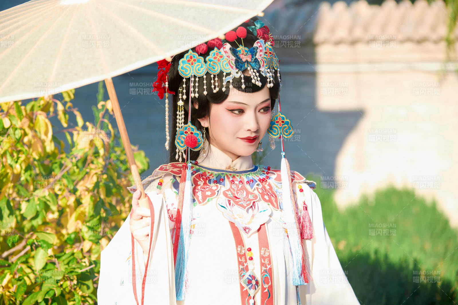 國潮戲曲服飾妝容手持油紙傘的中國美女