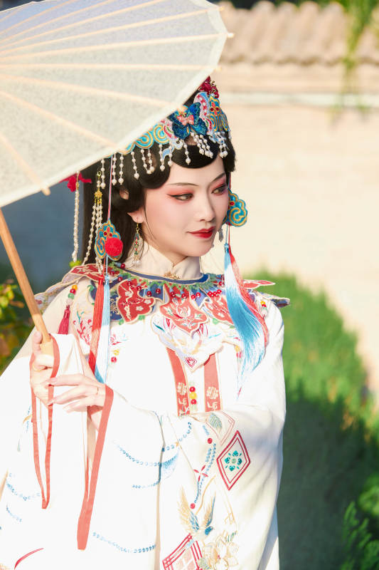 国潮戏曲服饰妆容手持油纸伞的中国美女