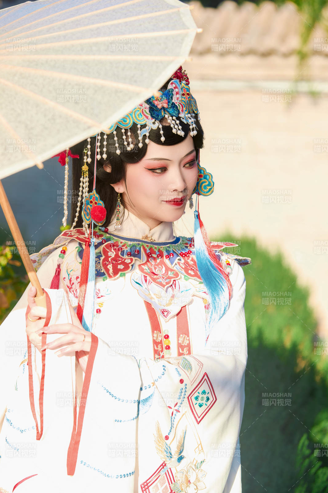 国潮戏曲服饰妆容手持油纸伞的中国美女