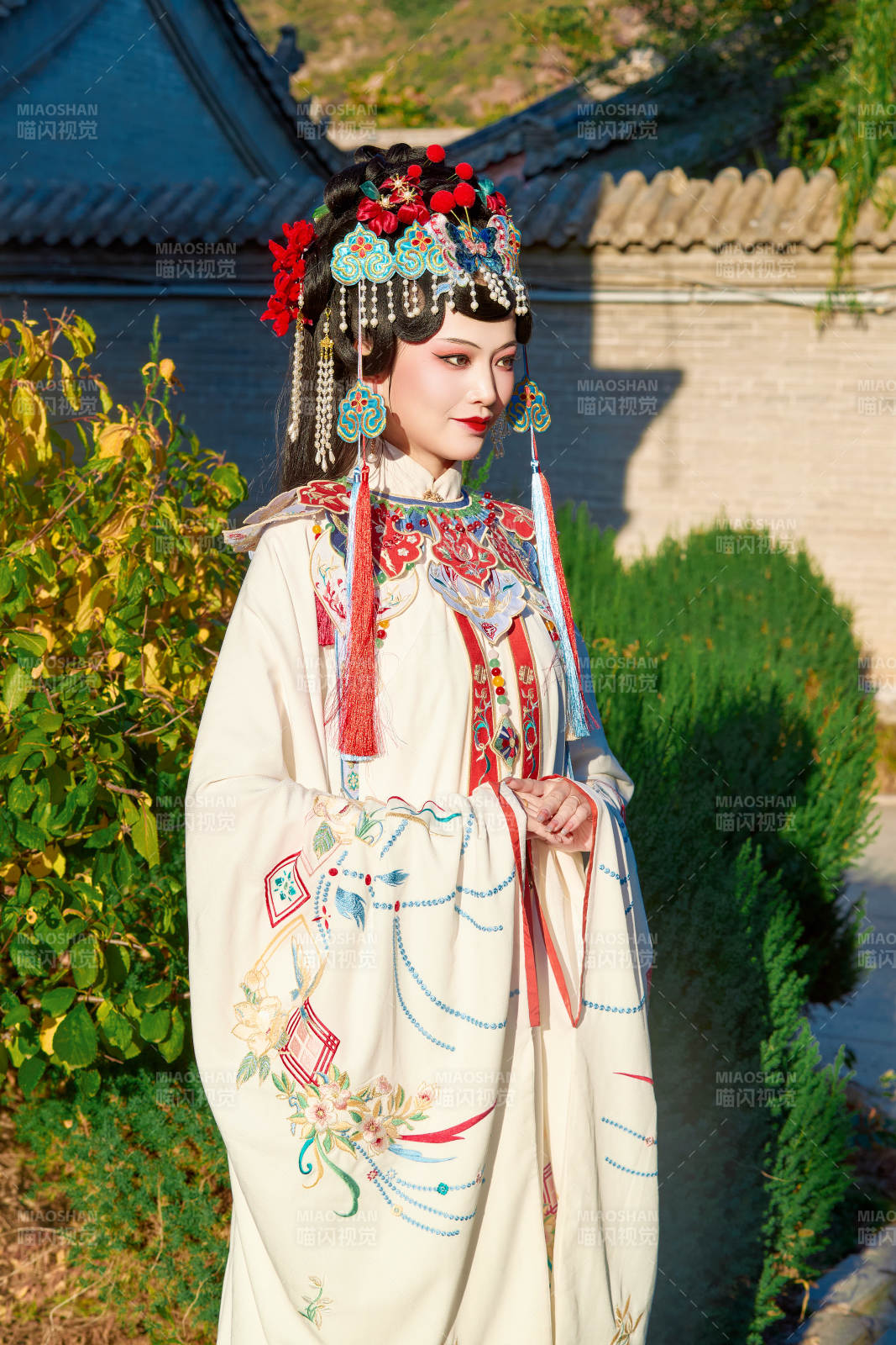 身穿國潮戲曲服飾裝扮手拿花扇的中國美女