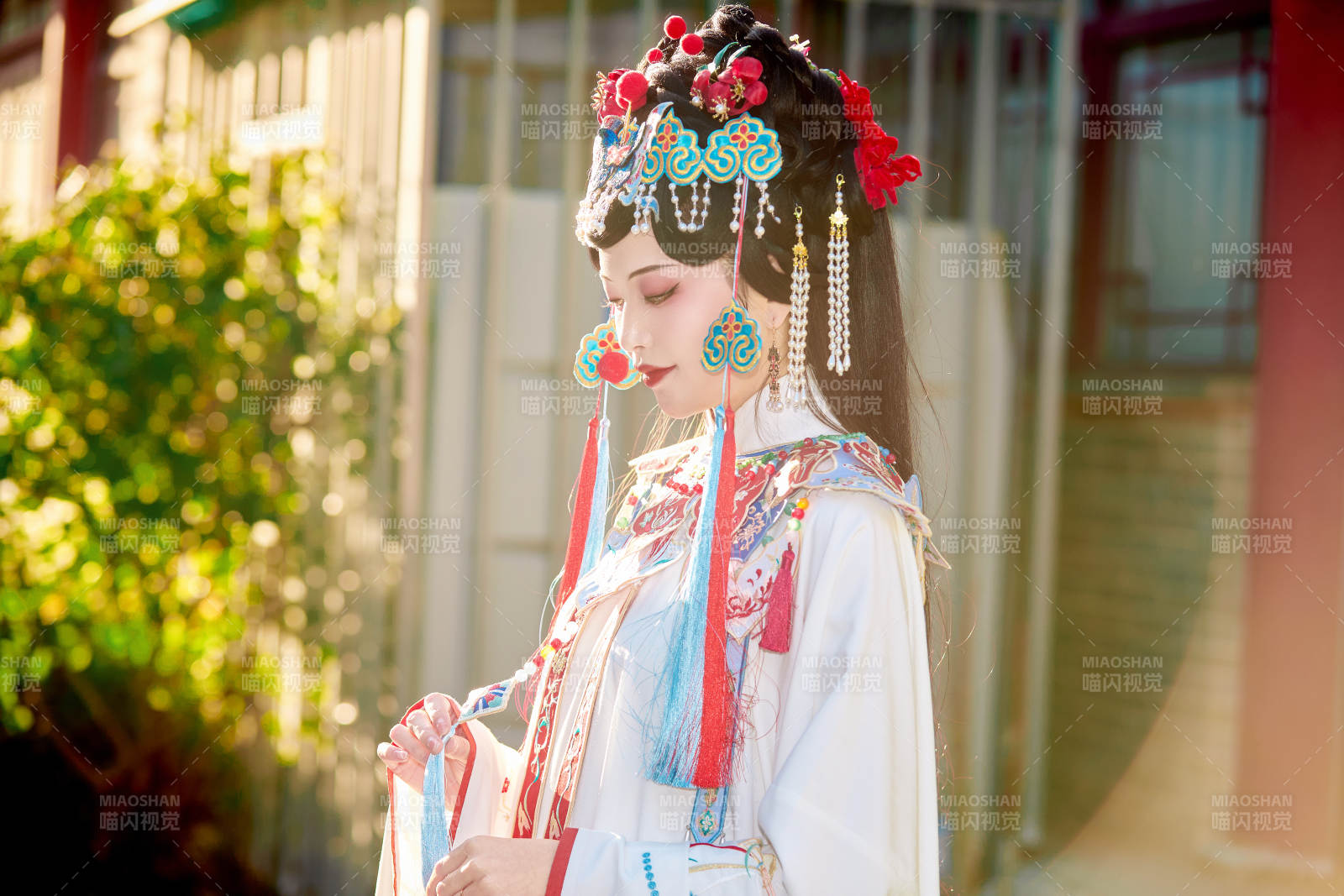 身穿國潮戲曲服飾裝扮手拿花扇的中國美女