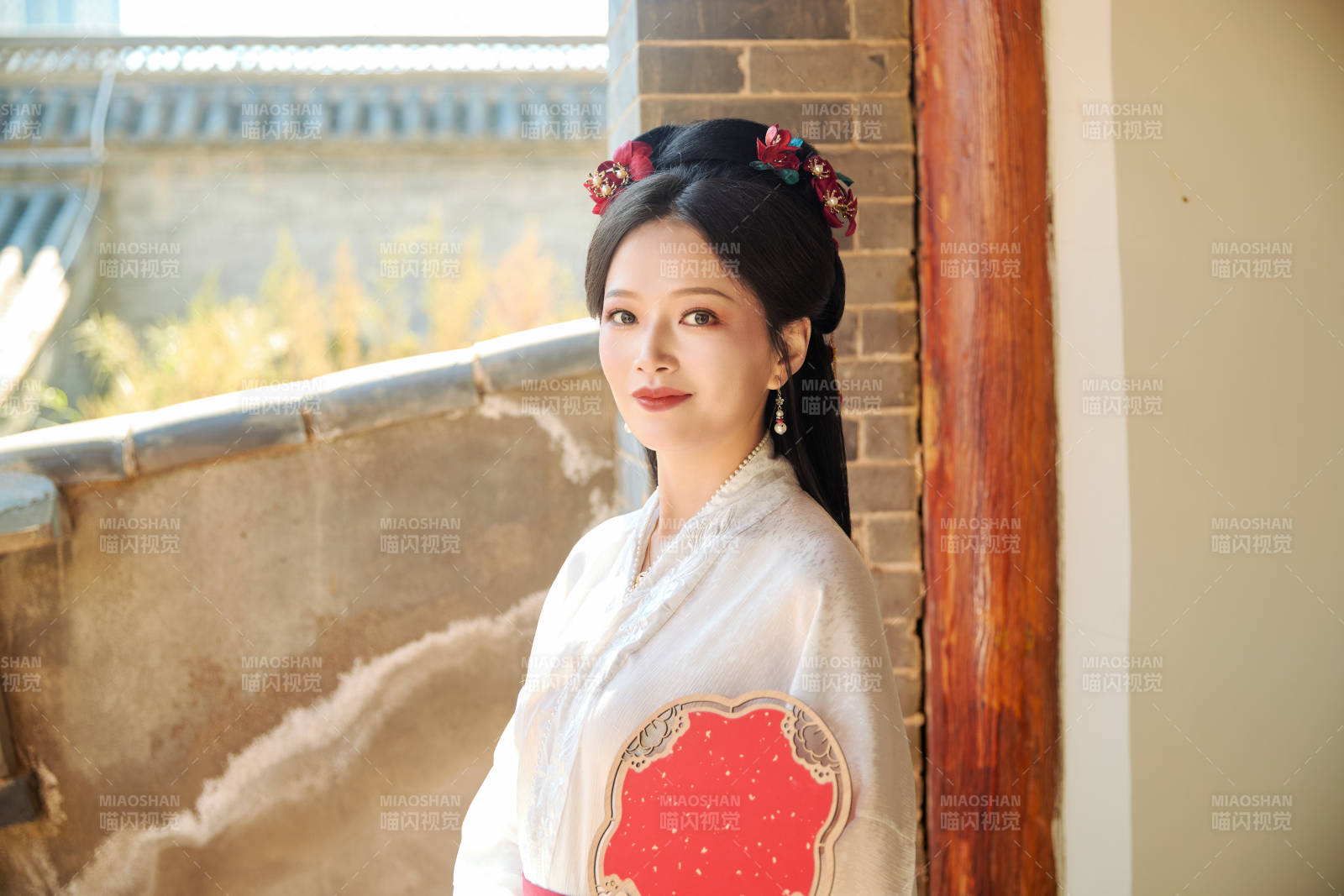 穿著中國漢族服飾馬面裙的東方女性