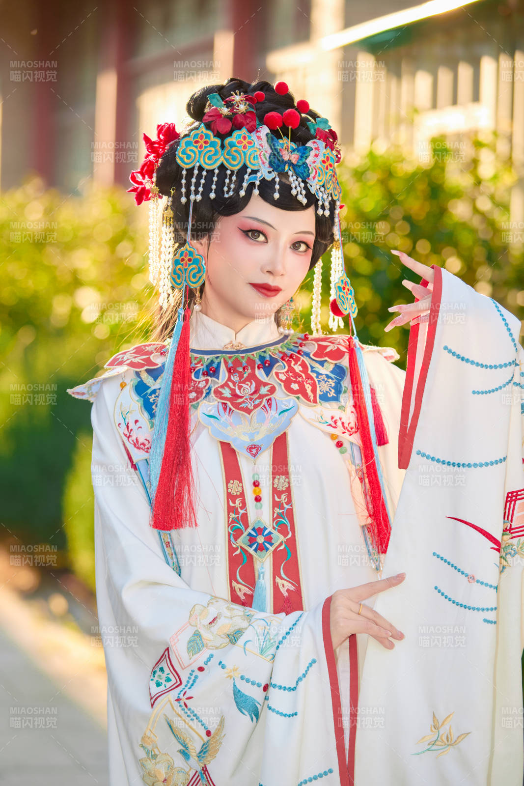 身穿國潮戲曲服飾裝扮手拿花扇的中國美女