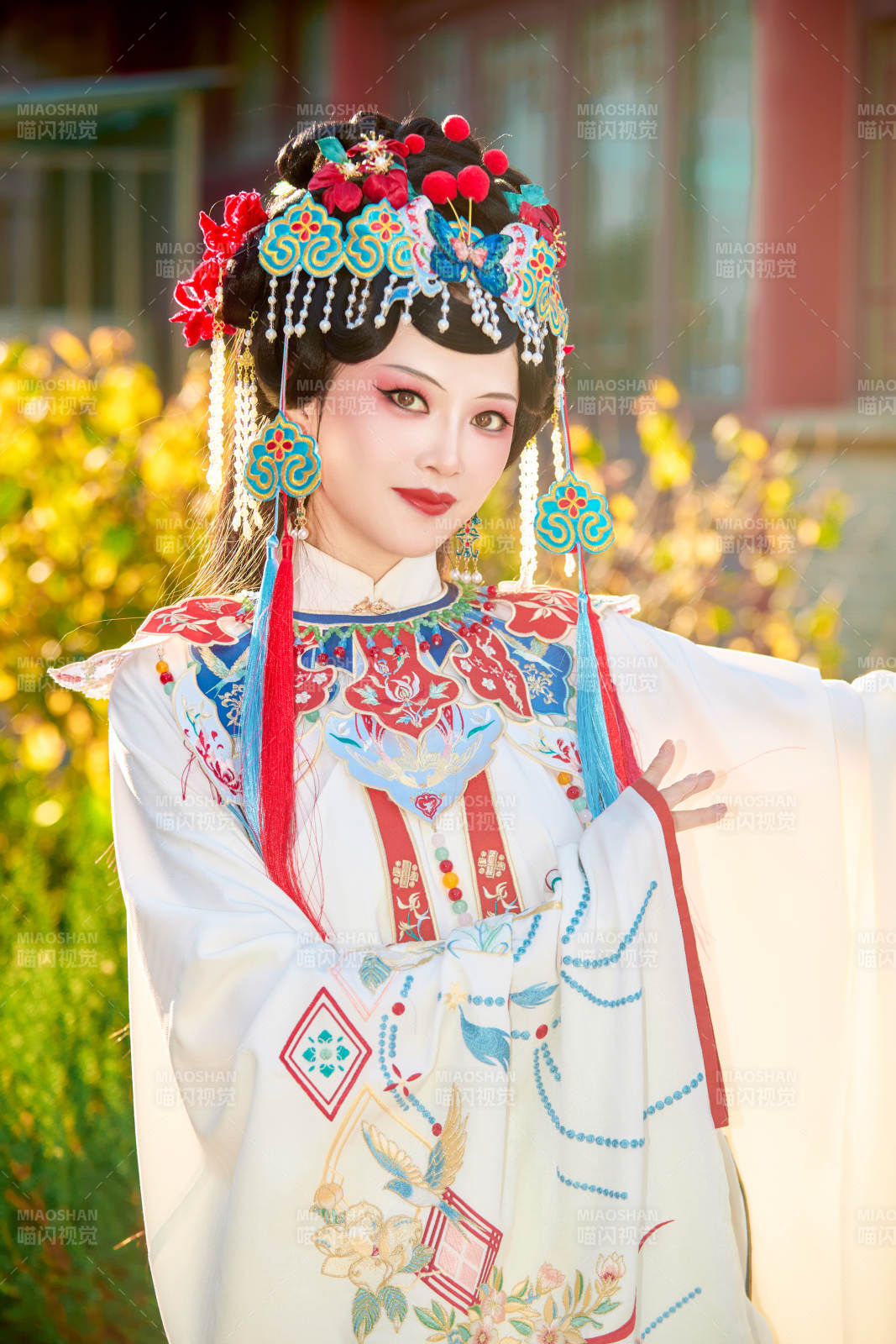 身穿國潮戲曲服飾裝扮手拿花扇的中國美女