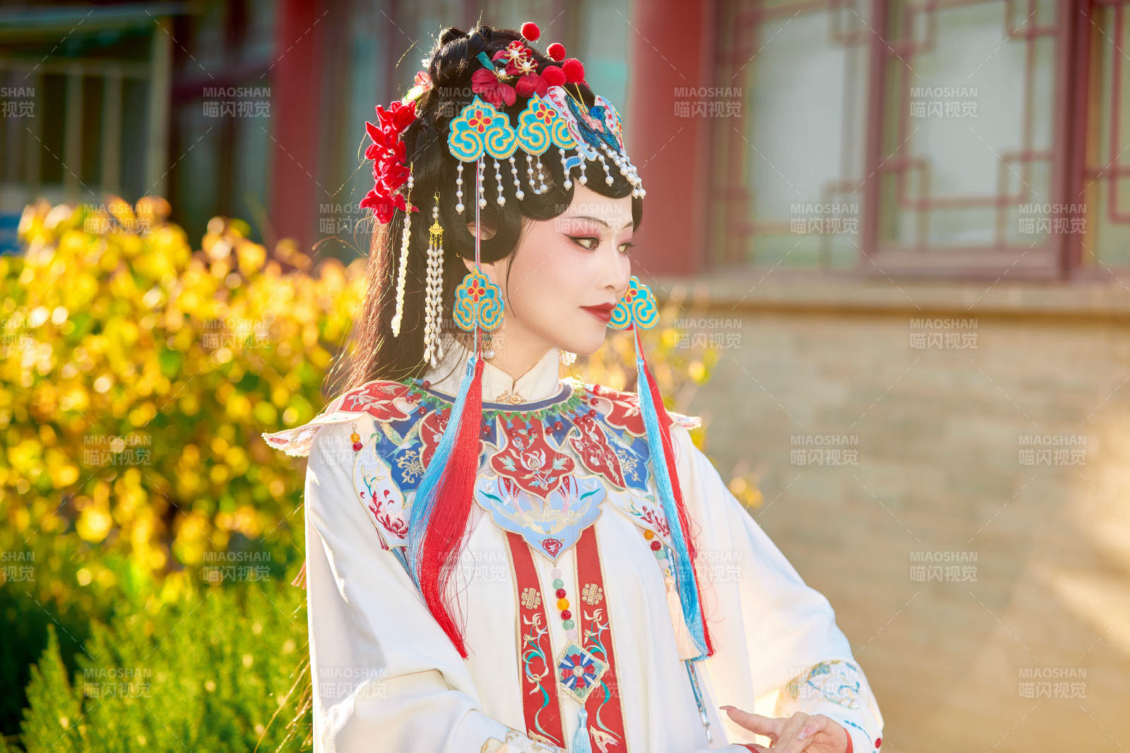 身穿國潮戲曲服飾裝扮手拿花扇的中國美女