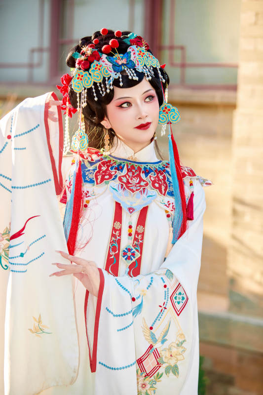 身穿国潮戏曲服饰装扮手拿花扇的中国美女