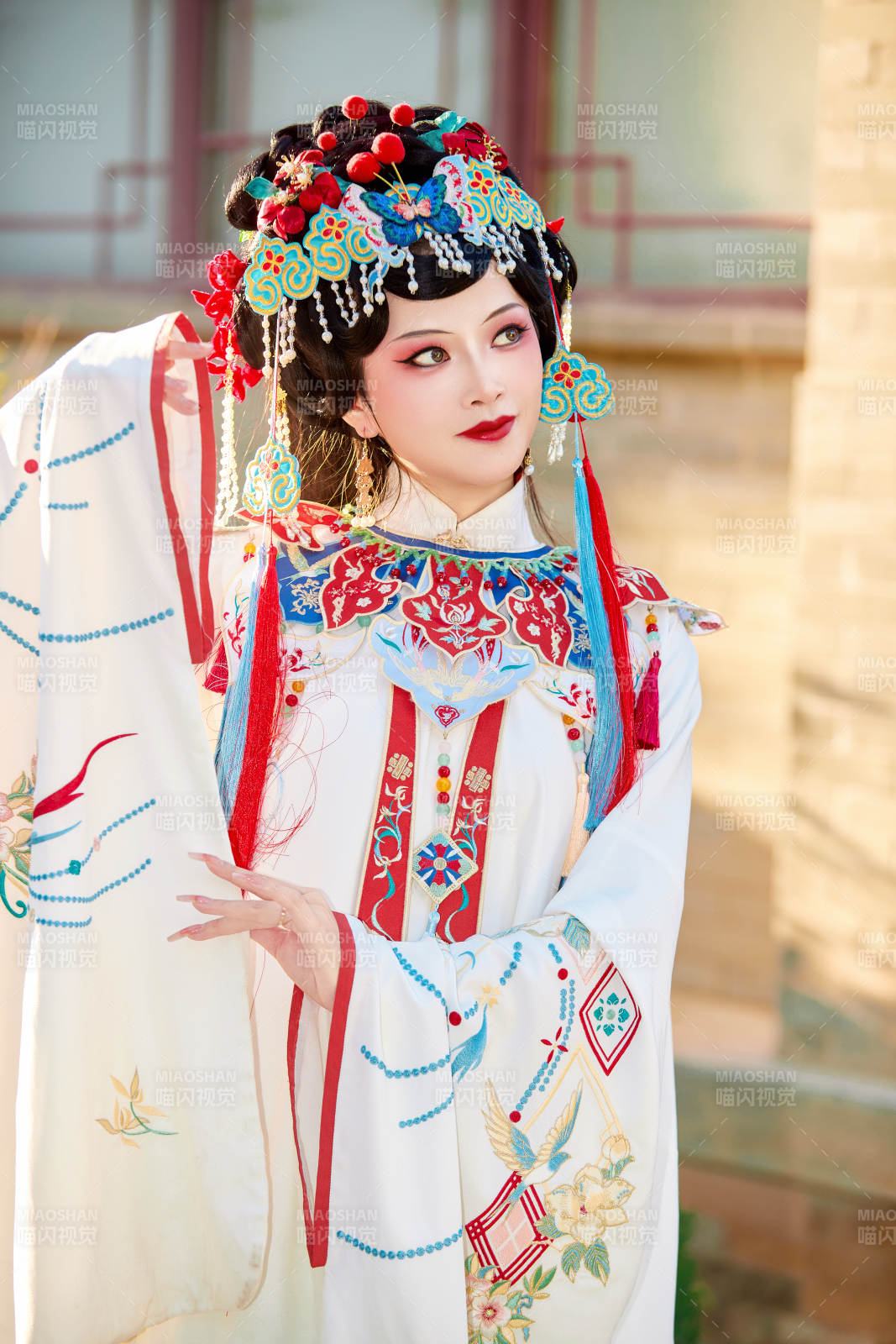 身穿國潮戲曲服飾裝扮手拿花扇的中國美女