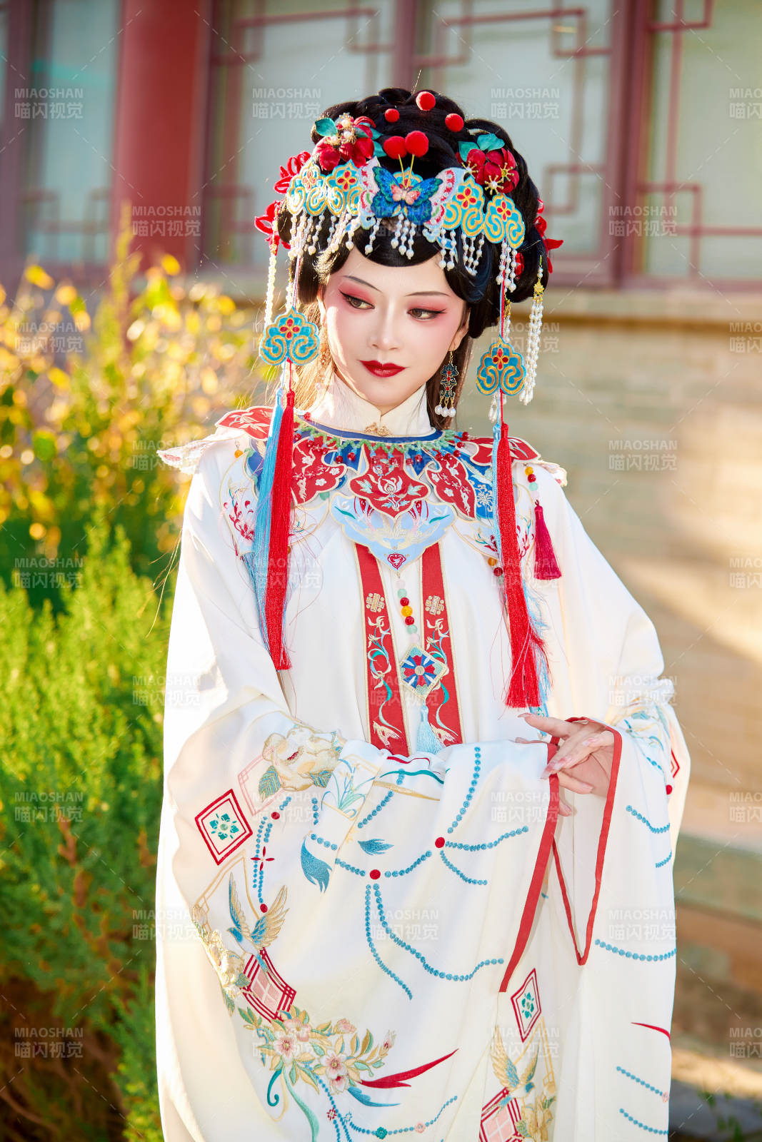 身穿國潮戲曲服飾裝扮手拿花扇的中國美女