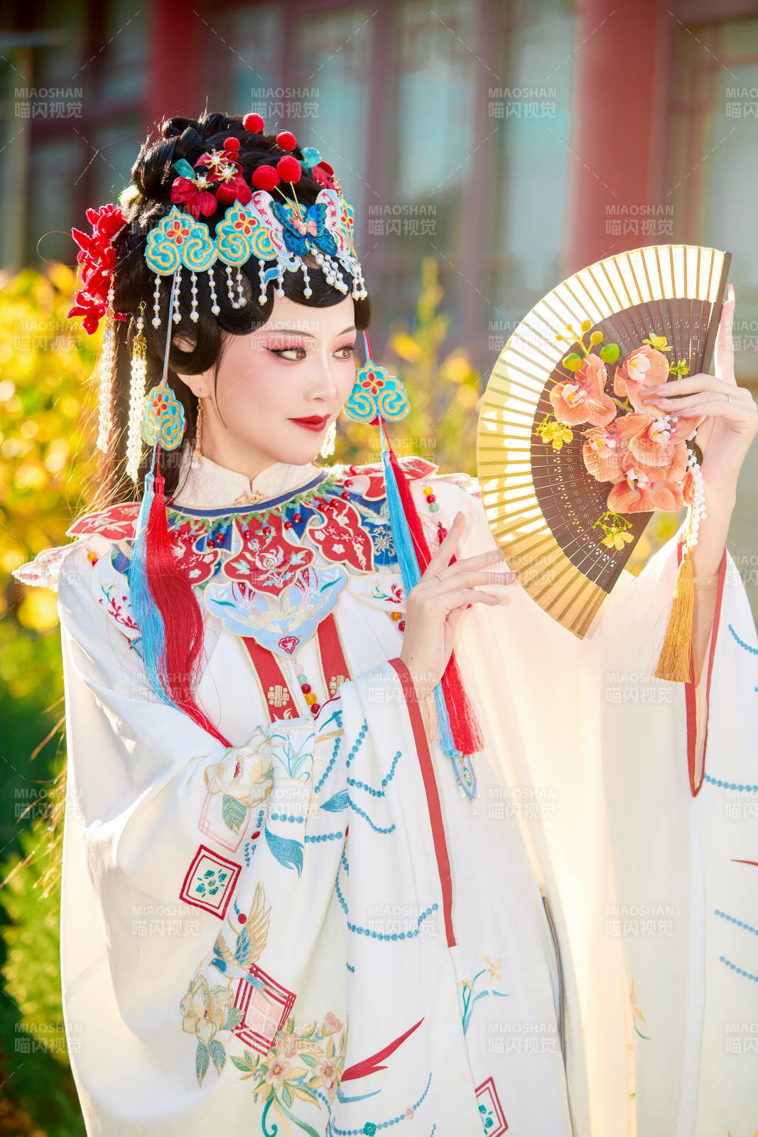 身穿國潮戲曲服飾裝扮手拿花扇的中國美女