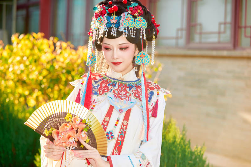 身穿国潮戏曲服饰装扮手拿花扇的中国美女