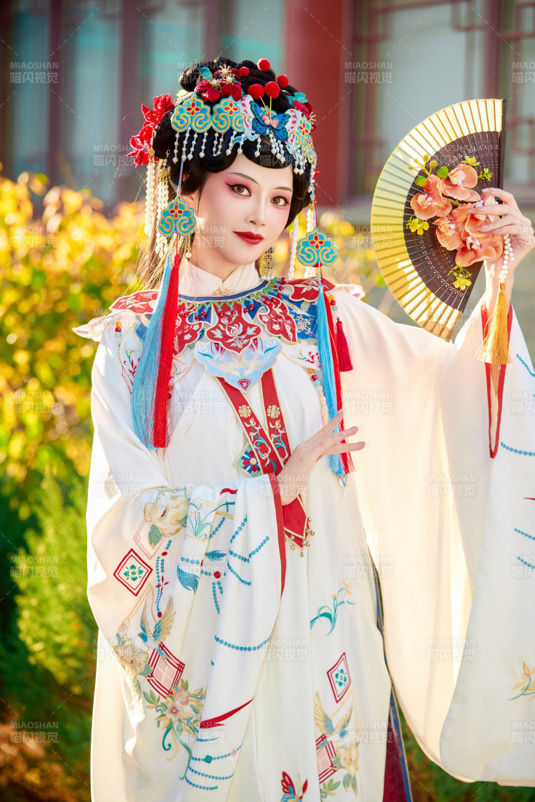 身穿國潮戲曲服飾裝扮手拿花扇的中國美女