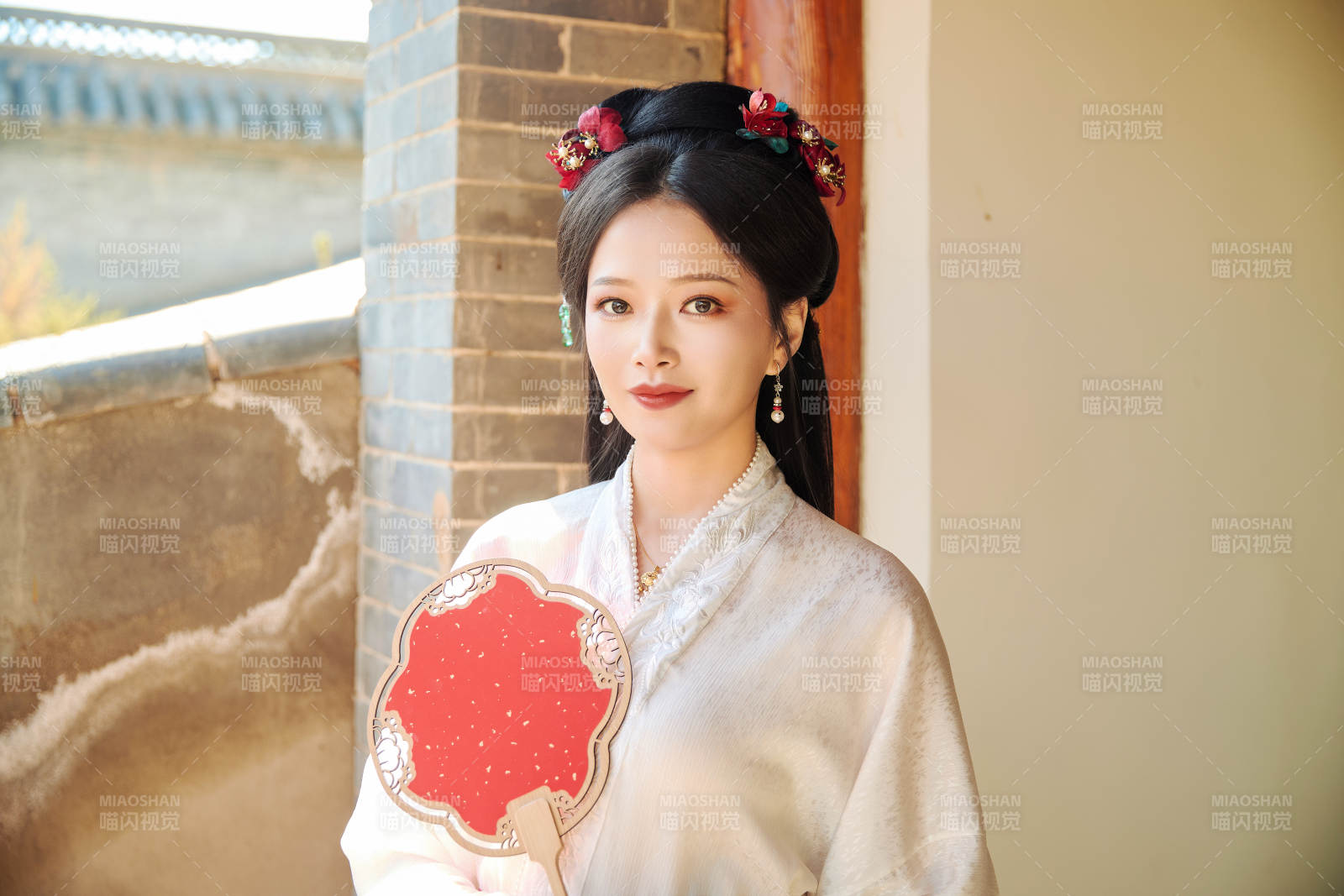 穿著中國漢族服飾馬面裙的東方女性