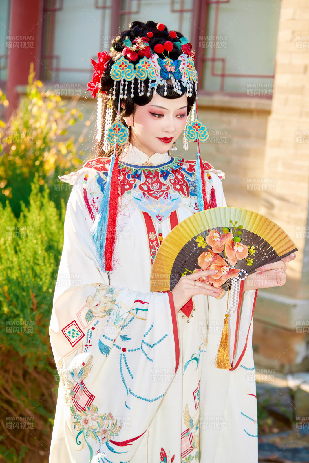 身穿國潮戲曲服飾裝扮手拿花扇的中國美女