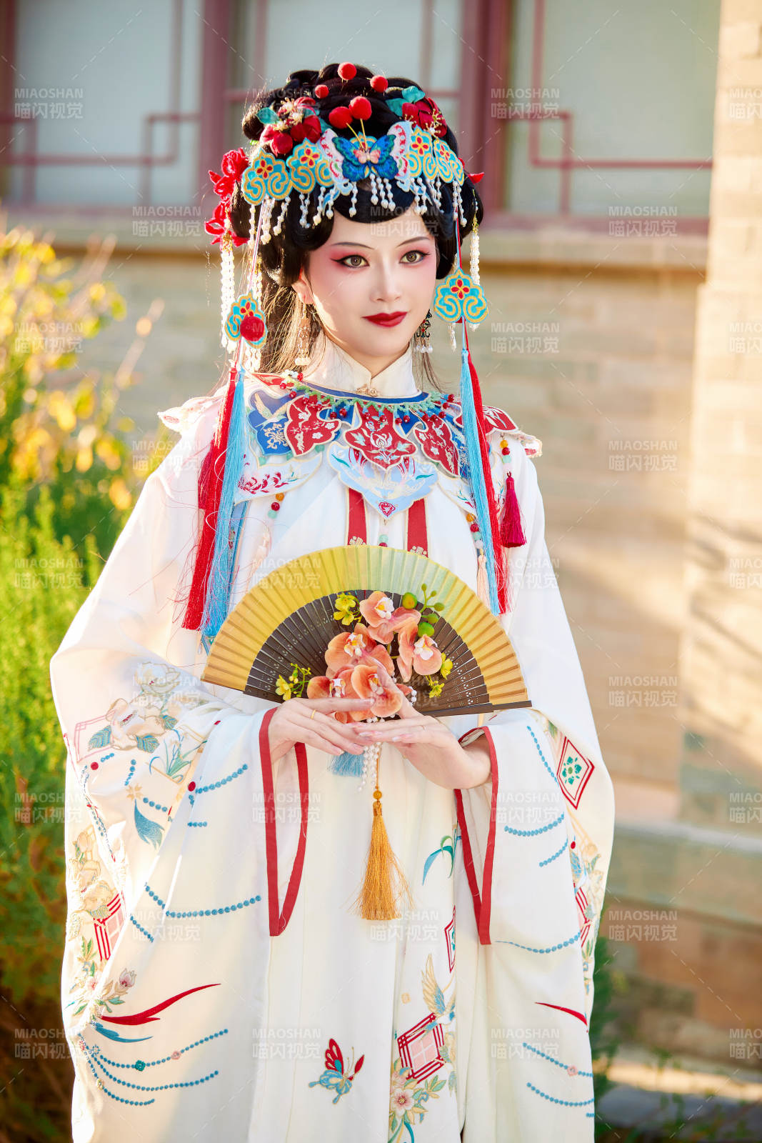 身穿國(guó)潮戲曲服飾裝扮手拿花扇的中國(guó)美女