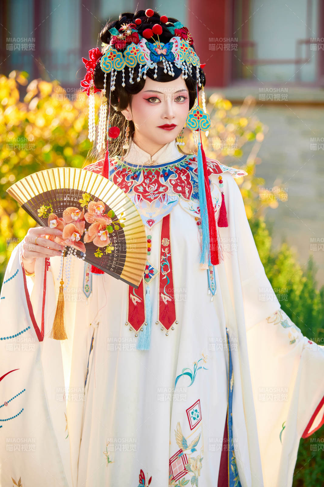 身穿國潮戲曲服飾裝扮手拿花扇的中國美女