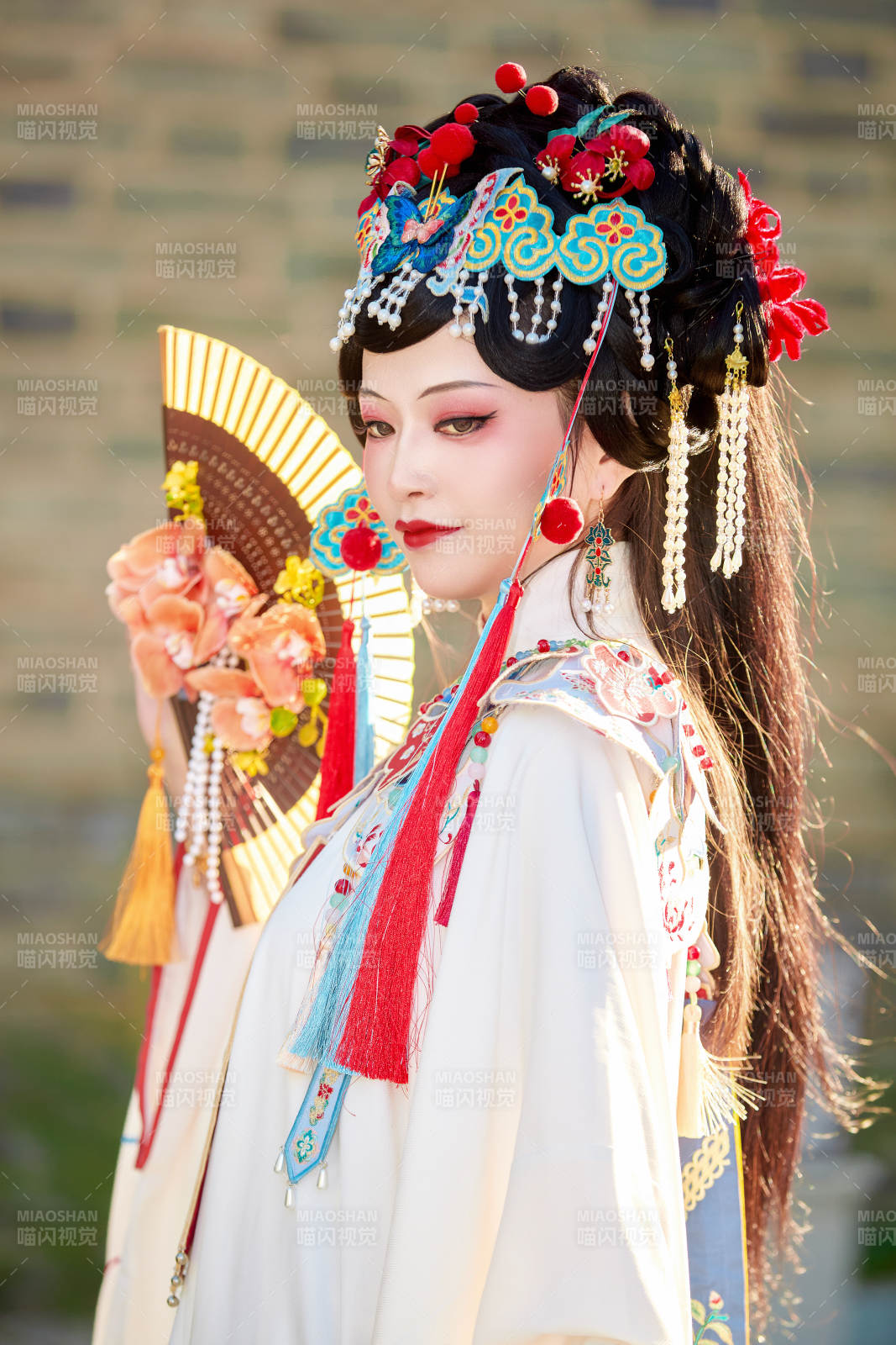 身穿國潮戲曲服飾裝扮手拿花扇的中國美女