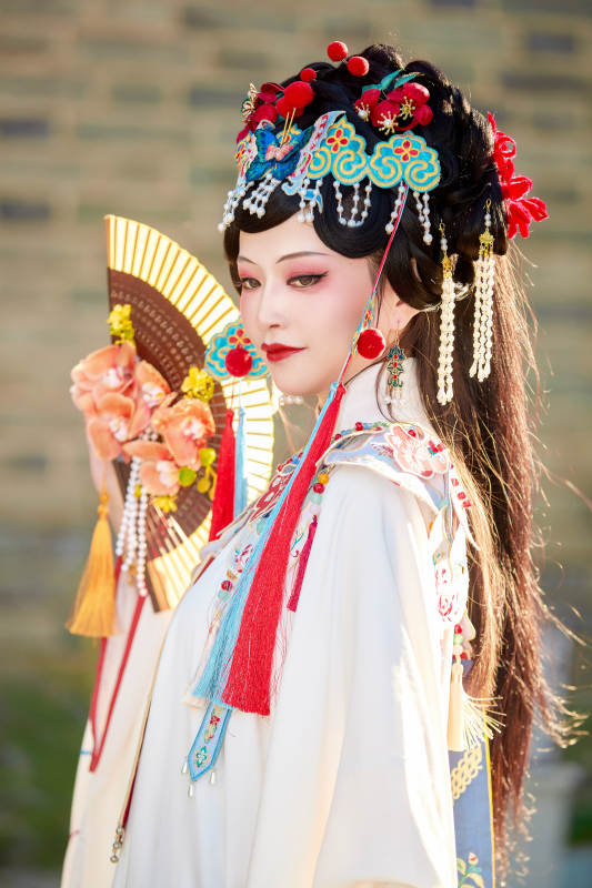 身穿国潮戏曲服饰装扮手拿花扇的中国美女