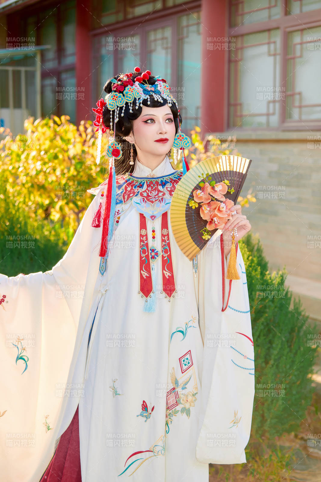 身穿國潮戲曲服飾裝扮手拿花扇的中國美女