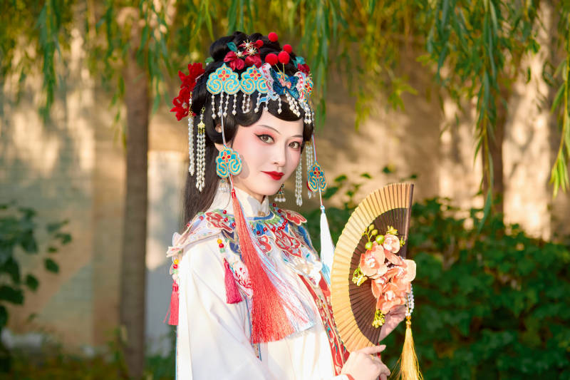 身穿国潮戏曲服饰装扮手拿花扇的中国美女