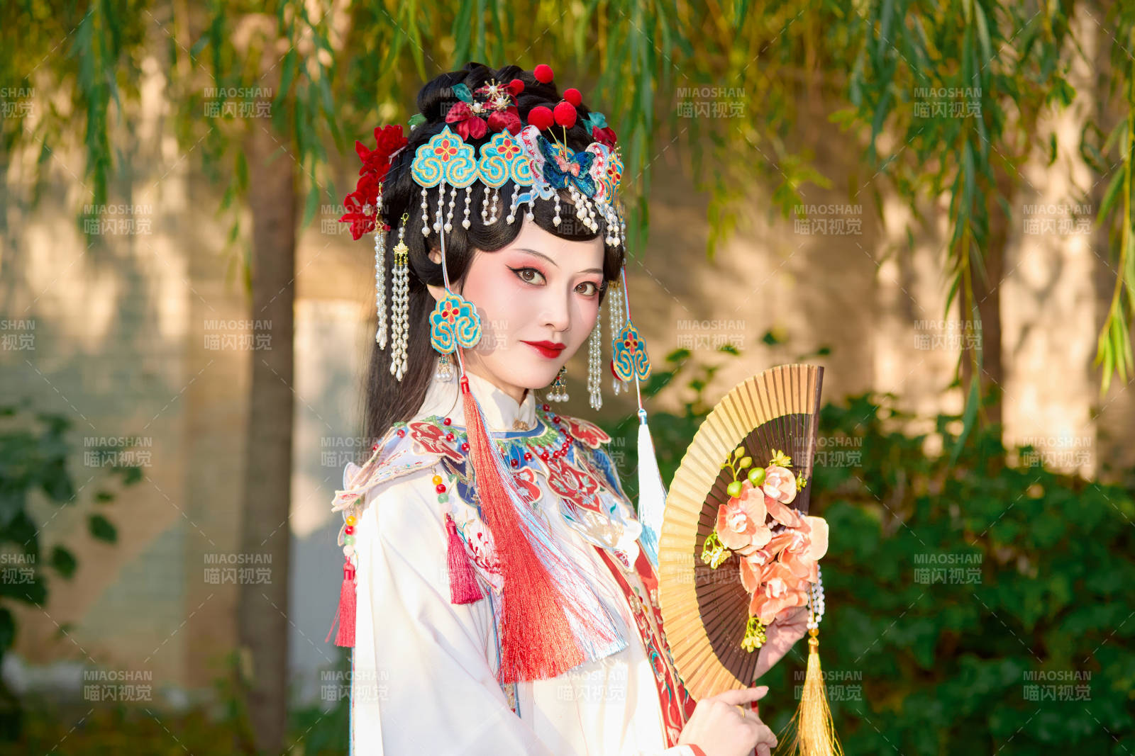 身穿國潮戲曲服飾裝扮手拿花扇的中國美女