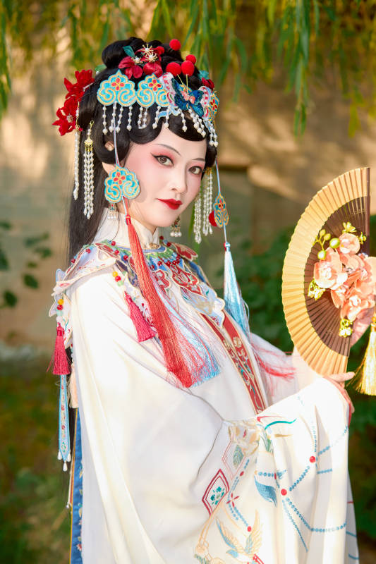 身穿国潮戏曲服饰装扮手拿花扇的中国美女