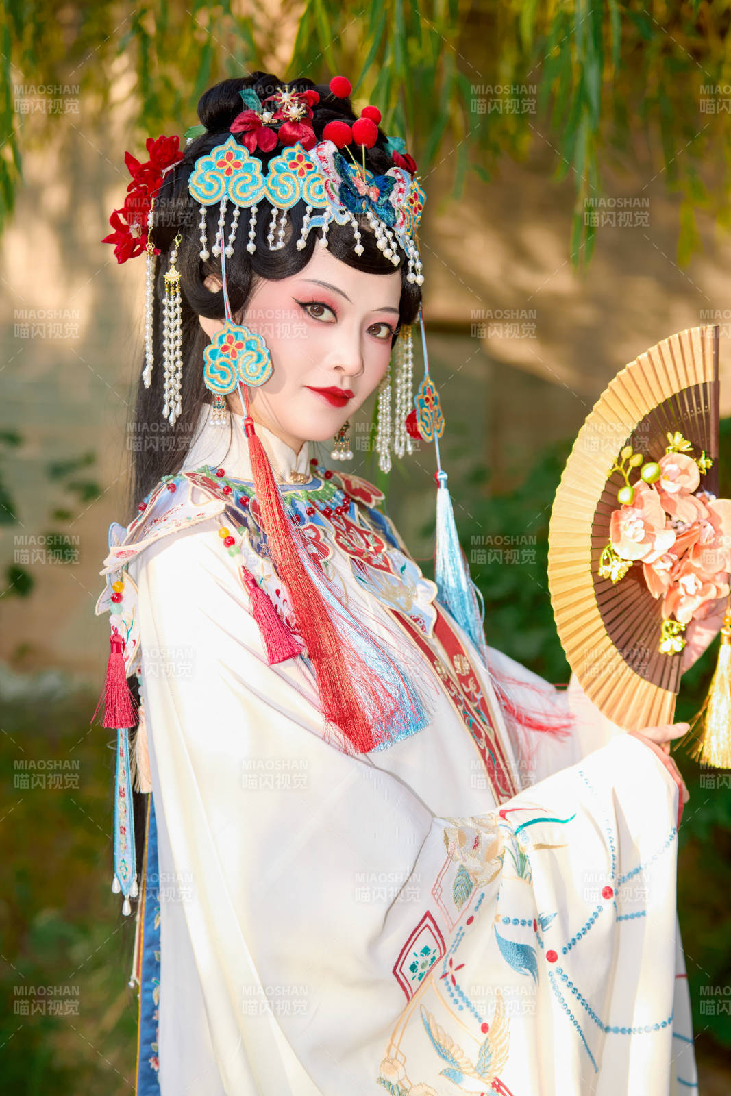 身穿國潮戲曲服飾裝扮手拿花扇的中國美女