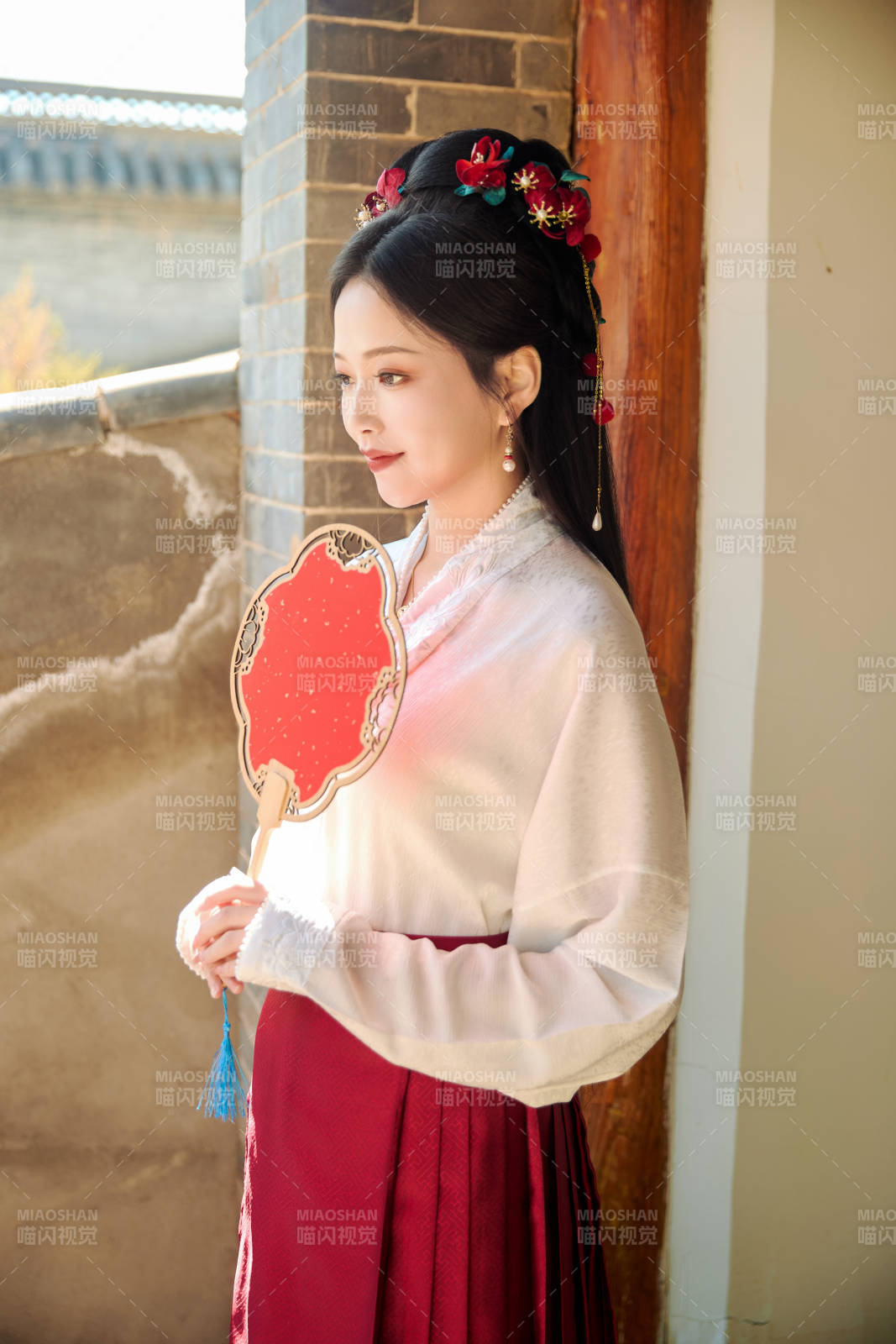 穿著中國漢族服飾馬面裙的東方女性