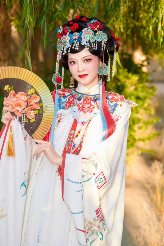 身穿国潮戏曲服饰装扮手拿花扇的中国美女