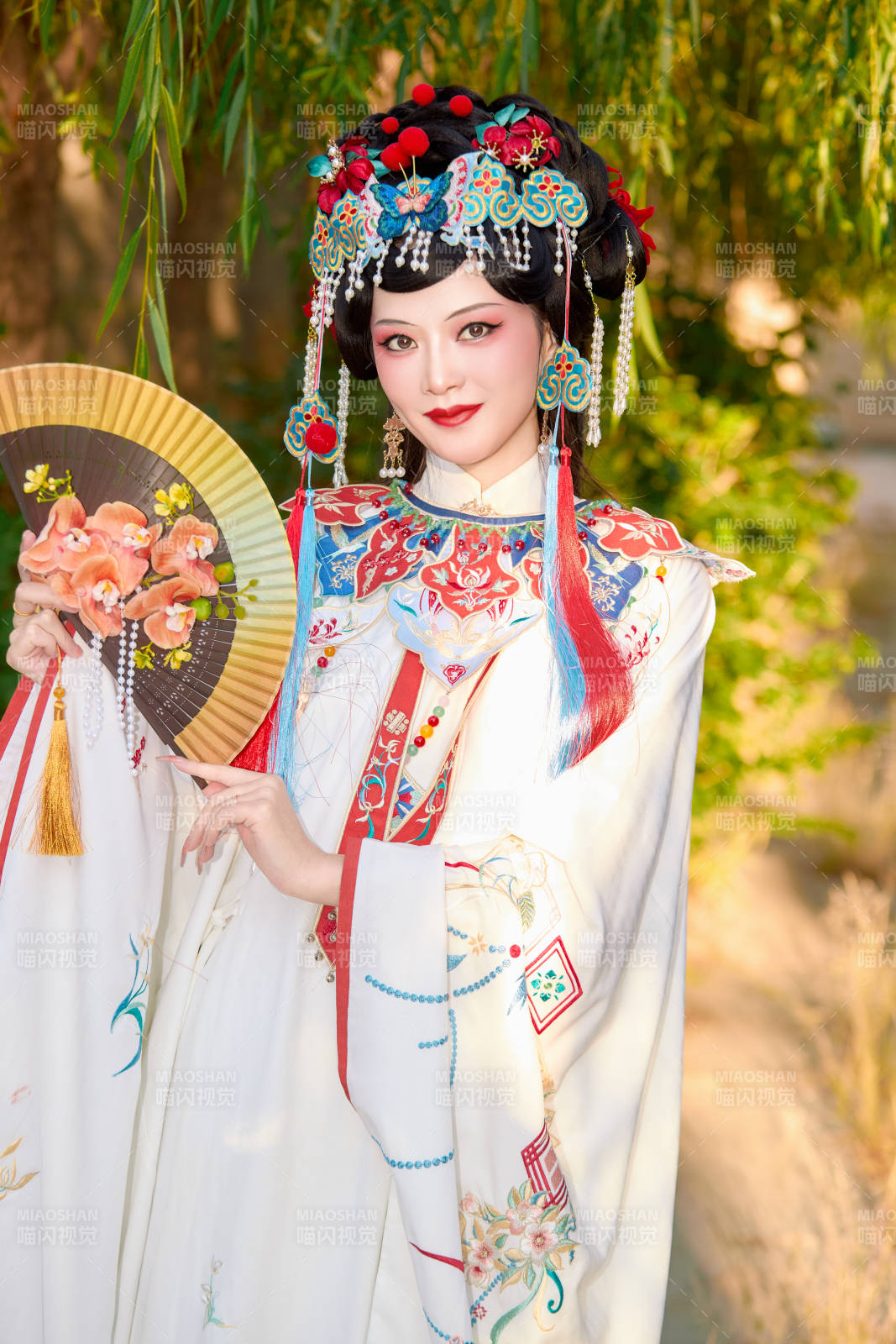 身穿國潮戲曲服飾裝扮手拿花扇的中國美女