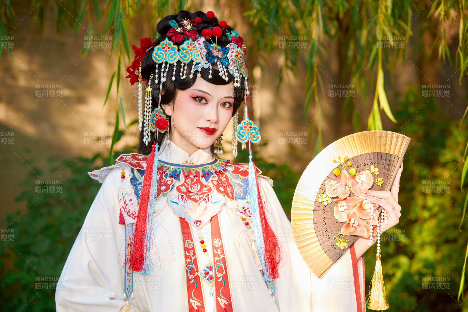 身穿國(guó)潮戲曲服飾裝扮手拿花扇的中國(guó)美女