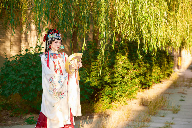 身穿国潮戏曲服饰装扮手拿花扇的中国美女