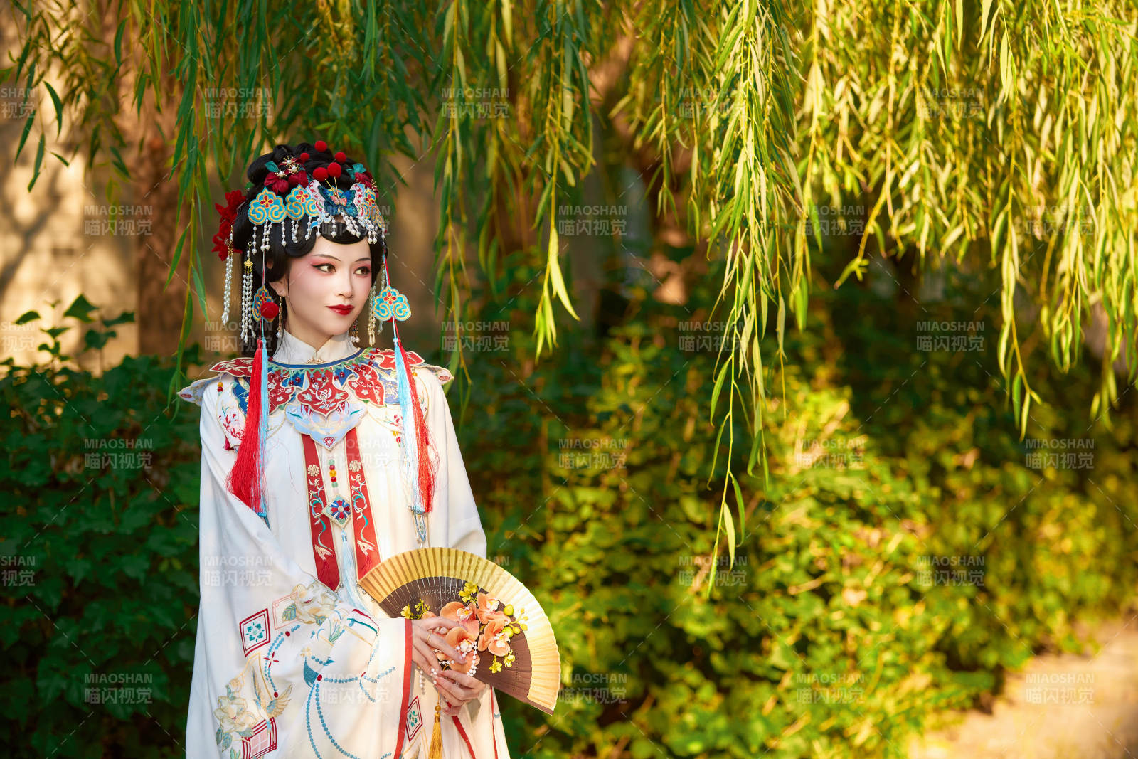 身穿國潮戲曲服飾裝扮手拿花扇的中國美女