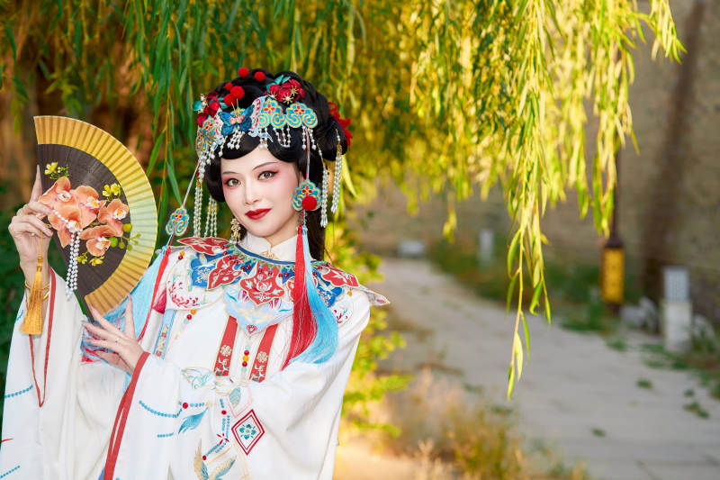 身穿国潮戏曲服饰装扮手拿花扇的中国美女