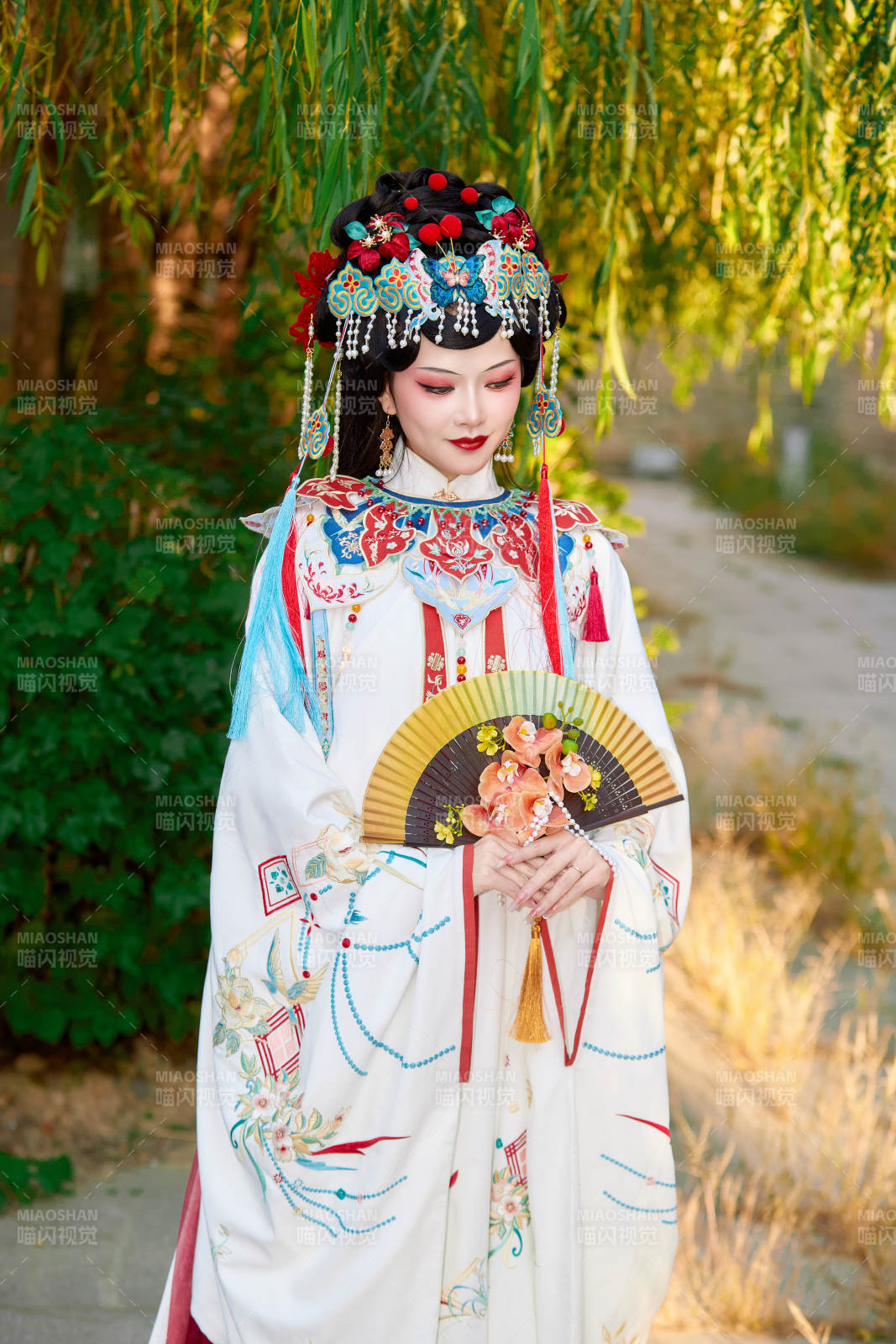 身穿國潮戲曲服飾裝扮手拿花扇的中國美女