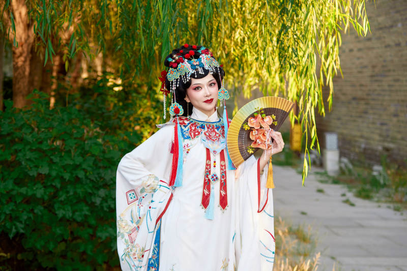 身穿国潮戏曲服饰装扮手拿花扇的中国美女