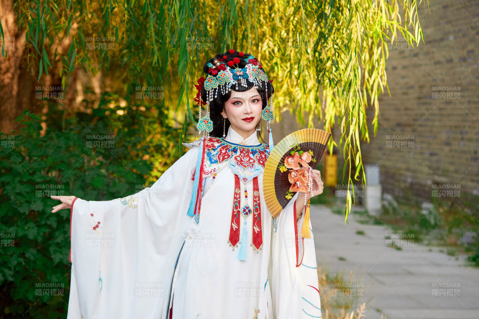 身穿国潮戏曲服饰装扮手拿花扇的中国美女