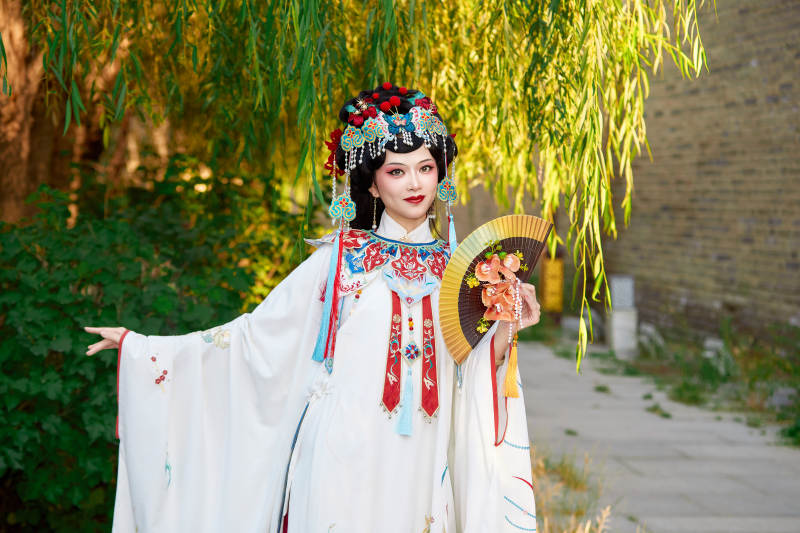 身穿国潮戏曲服饰装扮手拿花扇的中国美女