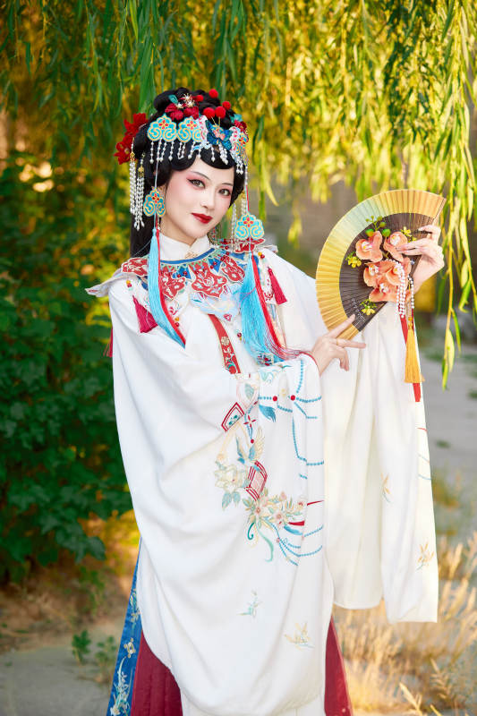 身穿国潮戏曲服饰装扮手拿花扇的中国美女