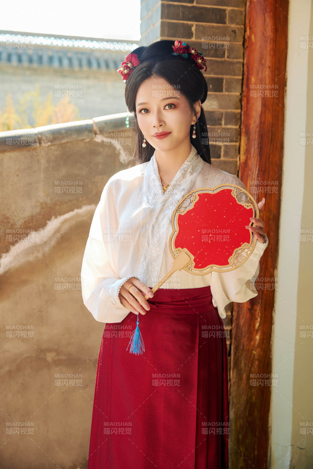 穿著中國漢族服飾馬面裙的東方女性