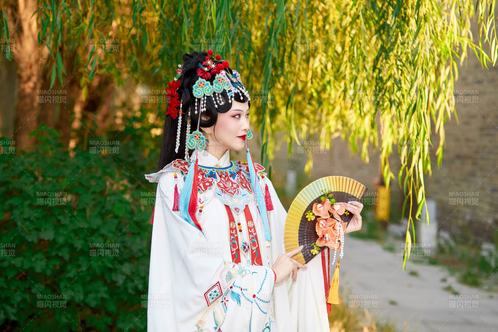 身穿國潮戲曲服飾裝扮手拿花扇的中國美女