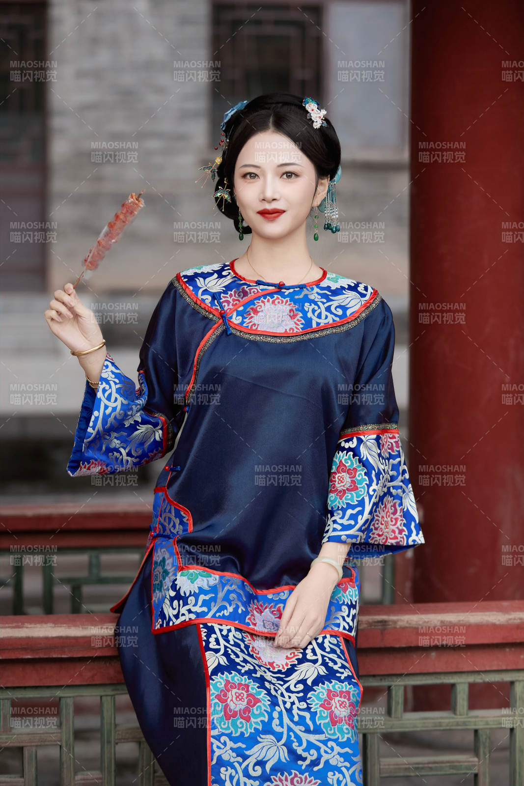 身穿中國清代晚期服飾吃糖葫蘆的中國美女