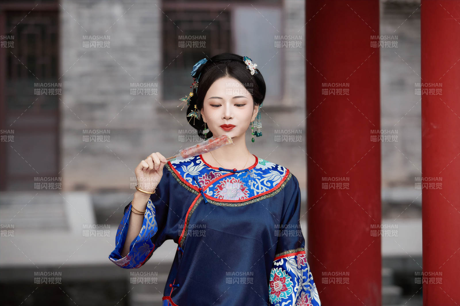 身穿中國清代晚期服飾吃糖葫蘆的中國美女